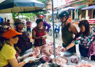 Giá lợn hơi tăng nhanh khiến giá thịt lợn cũng thi nhau “nhảy múa”.