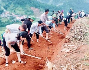 Khai hoang ruộng bậc thang tại xã Lao Chải, huyện Mù Cang Chải.