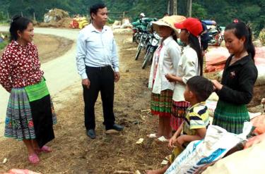 Lãnh đạo Đảng ủy xã Trạm Tấu và Bí thư Chi bộ Sùng Thị Say tuyên truyền cho các cháu gái về tác hại của tảo hôn và hôn nhân cận huyết.