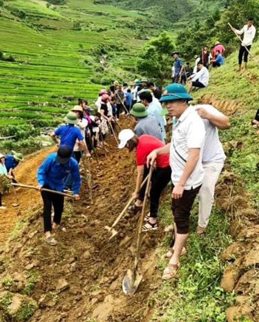 Đông đảo cán bộ, đảng viên, đoàn viên thanh niên xã Cao Phạ giúp dân khai hoang ruộng bậc thang.