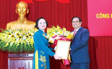 Pham Minh Chinh, Politburo member, Secretary of the Party Central Committee and head of the Party Central Committee’s Organisation Commission, presents the decision and congratulates Pham Thi Thanh Tra on her new post.