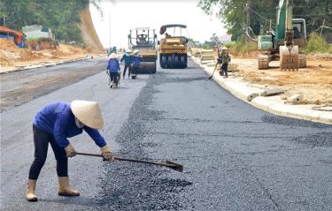 Trong nhiệm kỳ qua, các dự án trọng điểm của tỉnh đảm bảo chất lượng và tiến độ theo đúng yêu cầu. Trọng ảnh: Thi công mặt đường đường dẫn vào công trình cầu Tuần Quán. (Ảnh: Đức Toàn)