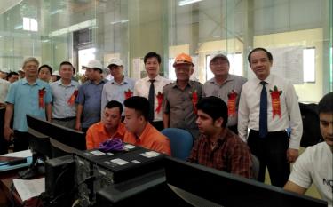 Ta Van Long, Deputy Secretary of the Yen Bai Party Committee; Ngo HanhPhuc, Vice Chairman of the provincial People’s Committee, and delegates visit the Pa Hu hydropower project.