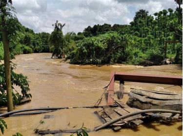 Mưa lũ cuốn trôi cầu dân sinh tại huyện Krông Nô, Đắk Nông.