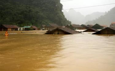 Vùng “Rốn lũ” Tân Hóa, huyện Minh Hóa (Quảng Bình) nước lũ dâng cao hơn 2m, khoảng 300 ngôi nhà bị ngập sâu, người dân chủ động di dời tài sản và chuyển sang tránh lũ trên những nhà nổi.