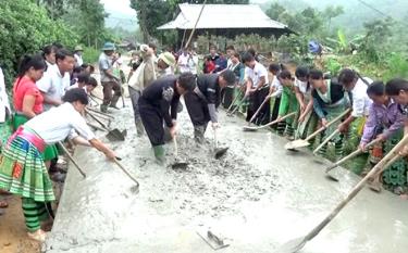 Đồng bào Mông thôn Khuôn Bổ, xã Hồng Ca, huyện Trấn Yên bê tông hóa đường giao thông nông thôn.