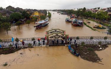 Nước lũ gây ngập tại thành phố Hội An, Quảng Nam.