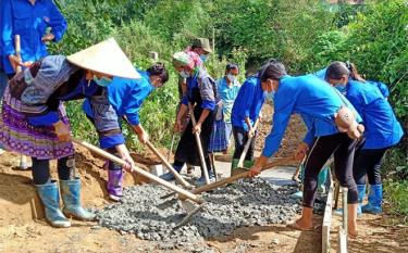 Tuổi trẻ Mù Cang Chải đã bê tông được 45 km “Con đường em đến trường”.