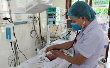 Cháu bé sơ sinh được chăm sóc tại Trung tâm Y tế huyện Lục Yên