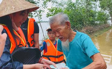 Thuỷ Tiên cho biết tùy hoàn cảnh thực tế, cô sẽ quyết định giúp đỡ người dân nhiều hay ít.