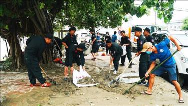 Ban Thường vụ Tỉnh Đoàn Thừa Thiên - Huế đã huy động lực lượng đoàn viên thanh niên trên địa bàn tỉnh ra quân tập trung hỗ trợ người dân khắc phục hậu quả sau lũ lụt.