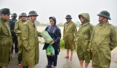 Thiếu tướng Nguyễn Văn Man trao mì tôm cho người dân vùng ngập lụt tại xã Phong Hiền, huyện Phong Điền, tỉnh Thừa Thiên Huế ngày 11/10/2020.