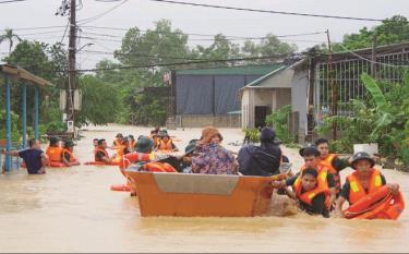 Tổng Bí thư, Chủ tịch nước Nguyễn Phú Trọng gửi lời thăm hỏi cán bộ, chiến sỹ và nhân dân các tỉnh bị bão lũ, đồng thời kêu gọi nhân dân tiếp tục động viên, giúp đỡ người nghèo, người gặp hoạn nạn khó khăn.