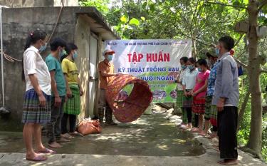 Chương trình phát triển vùng huyện Trạm Tấu hướng dẫn kỹ thuật nuôi gia cầm cho người dân.