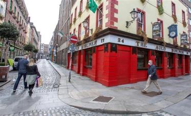 Các cửa hàng đóng cửa do dịch COVID-19 tại Dublin, Ireland ngày 18/9/2020.