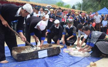 Đồng bào Mông Mù Cang Chải luôn bảo tồn và phát huy các giá trị văn hóa truyền thống, gắn với phát triển du lịch.