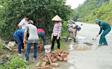 Người dân xã An Bình xây dựng bể thu gom rác thải.