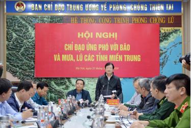 Phó Thủ tướng Chính phủ Trịnh Đình Dũng chỉ đạo ứng phó với bão số 8 và mưa, lũ các tỉnh miền Trung.