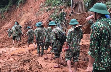 Lực lượng cứu hộ, cứu nạn hành quân tới hiện trường vụ sạt lở trong điều kiện vô cùng khó khăn do đường giao thông có nhiều điểm bị sạt lở nghiêm trọng.