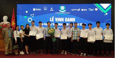 Đoàn cán bộ giáo viên, học sinh Trường THPT Chuyên Nguyễn Tất Thành tại Lễ vinh danh các học sinh đoạt giải ở đấu trường Toán học châu Á AIMO 2020.