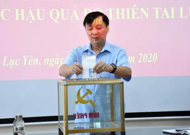 Lãnh đạo huyện Lục Yên ủng hộ đồng bào miền Trung