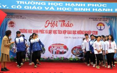 Các em học sinh Trường THPT Cảm Ân cùng trao đổi, giao lưu với giảng viên Trường Đại học Sư phạm Hà Nội 2 tại Hội thảo.