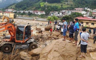 Sẵn sàng mọi điều kiện nhân lực, vật lực cần thiết để chủ động ứng phó với thiên tai. (Trong ảnh: Huy động máy móc, thiết bị để khắc phục hậu quả lũ quét tại thị trấn Mù Cang Chải năm 2017)