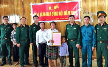 Được sự ủy quyền của Bộ Tư lệnh Quân khu 2, Đại tá Nguyễn Đức Khỏa, Phó Tham mưu trưởng Bộ CHQS tỉnh Yên Bái (đứng thứ 3 từ phải sang) trao quyết định hỗ trợ cho đại diện gia đình Đại úy Thào A Chu.