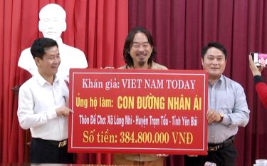 Nhà báo việt kiều Trường Nguyễn (đứng giữa) - chủ kênh VietNam Today phối hợp với Báo Yên Bái, huyện Trạm Tấu trao tặng tiền ủng hộ công trình 