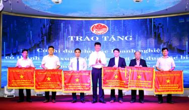 Chairman of the Yen Bai provincial People’s Committee Tran Huy Tuan presents emulation flags to six collectives in recognition of their outstanding achievements in the special emulation campaign held to mark the 19th provincial Party Congress this year.