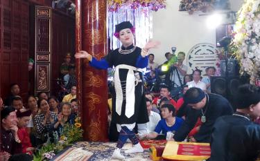 Practitioner Dang Ngoc Anh, Vice President of the Cultural Heritage Association of Vietnam, plays the role of the Mau Thuong Ngan (Mother Goddess of Forest) during a performance.