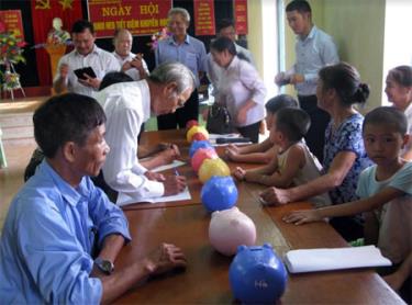 Hội viên khuyến học thôn Thanh Sơn, xã Tuy Lộc, thành phố Yên Bái trong ngày hội “Mổ heo đất tiết kiệm khuyến học”.
