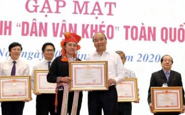 Chị Lý Thị Thiêm - Bí thư Đoàn xã Lao Chải (Mù Cang Chải) vinh dự được nhận Bằng khen của Thủ tướng Chính phủ vì đã có nhiều thành tích trong công tác dân vận.