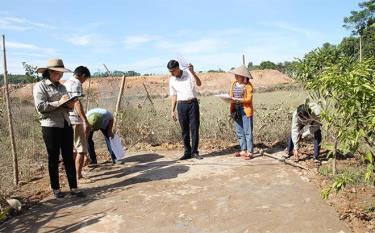 Cán bộ Trung tâm Phát triển quỹ đất (Sở Tài nguyên - Môi trường) đẩy nhanh tiến độ giải phóng mặt bằng, tạo quỹ đất để thu ngân sách.