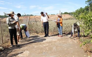 Cán bộ Trung tâm Phát triển quỹ đất (Sở Tài nguyên - Môi trường) đẩy nhanh tiến độ giải phóng mặt bằng, tạo quỹ đất để thu ngân sách.