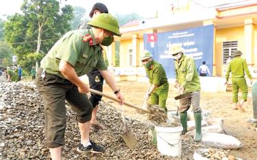 Cán bộ, chiến sĩ Công an huyện Văn Yên tham gia “Ngày thứ Bảy cùng dân”.