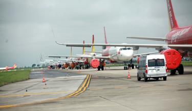 Các hãng hàng không đang nóng lòng tháo tấm che động cơ máy bay để được khai thác trở lại các đường bay nội địa