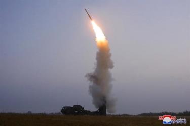 Ảnh chụp vụ phóng tên lửa chống máy bay mới của Triều Tiên, do hãng thông tấn trung ương KCNA công bố ngày 1/10.