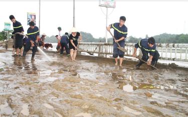 Lực lượng cảnh sát phòng cháy, chữa cháy và cứu nạn, cứu hộ, Công an tỉnh giúp nhân dân khắc phục hậu quả mưa lũ năm 2020 tại thành phố Yên Bái.