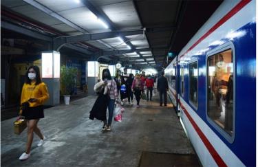 Hành khách đi tàu tại ga Hà Nội trước đợt dịch thứ 4.