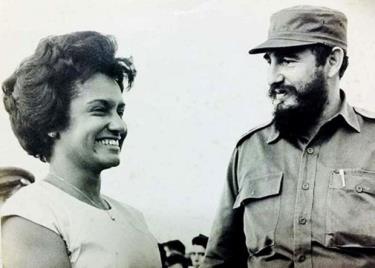 Nữ nhà báo Marta Rojas và lãnh tụ cách mạng Fidel castro.