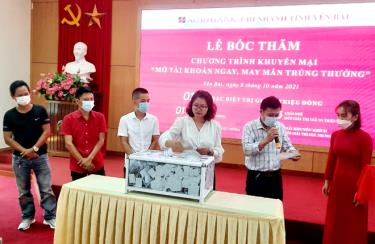 Đại diện khách hàng bốc thăm xác định các khách hàng trúng thưởng