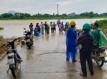 Người dân địa phương tìm kiếm nạn nhân mất tích.