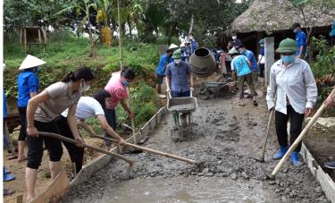 Những buổi ra quân thực hiện các giải pháp hỗ trợ công tác giảm nghèo là “đòn bẩy” để người dân Yên Bình có động lực vươn lên thoát nghèo.