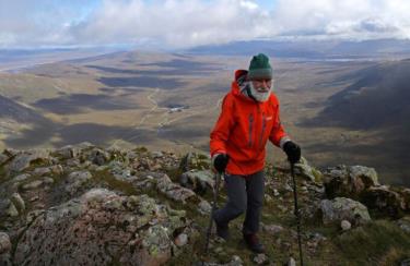 Ông Nick Gardner trên đường leo đỉnh Buachaille Etive Mor hồi cuối tháng 9/2021. Ảnh: Reuters