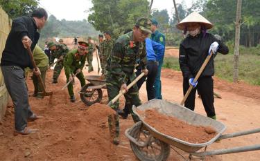 Lực lượng vũ trang thành phố Yên Bái lao động cùng nhân dân đắp lề đường tại thôn Nước Mát, xã Âu Lâu.