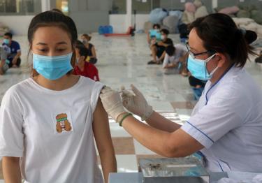 Bộ Y tế: Tiêm vaccine phòng COVID-19 cho trẻ em lứa tuổi từ 16 -17 tuổi trước và hạ dần độ tuổi