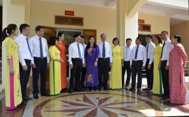 Lãnh đạo và cán bộ Ban Dân vận dafabet com trao đổi kinh nghiệm công tác vận động quần chúng của Đảng.