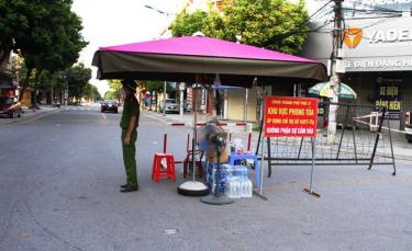 Một chốt kiểm soát tại khu vực phong tỏa áp dụng Chỉ thị số 16 trên địa bàn thành phố Phủ Lý.