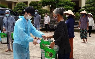 Trao tặng quà cho các hộ nghèo, hộ cận nghèo, người có hoàn cảnh khó khăn.